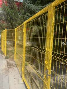 Сетчатый забор, смонтированный в Алупке